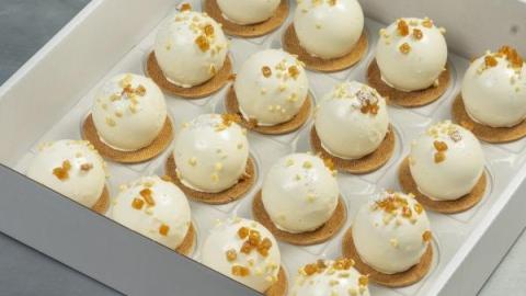 3d Bol witte chocolade mousse met sinaasappel