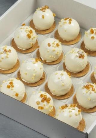 3d Bol witte chocolade mousse met sinaasappel