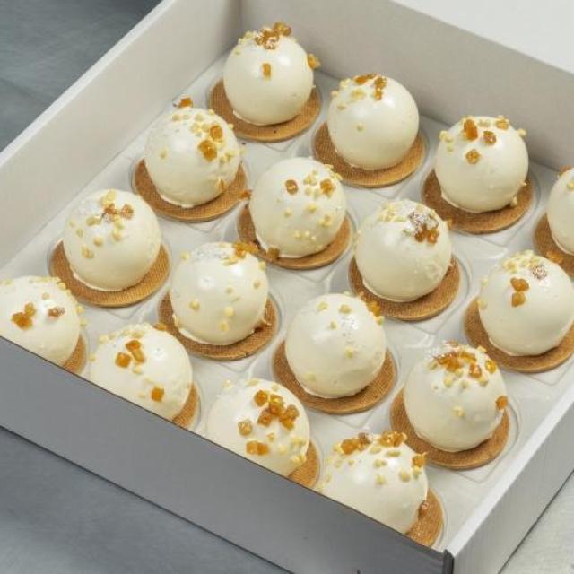 3d Bol witte chocolade mousse met sinaasappel