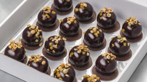 3D bol: chocolademouse met creme brule hazelnoot biscuitvanille met chocolade sloffendeegbodem afgewerkt met chocolade spiegel.