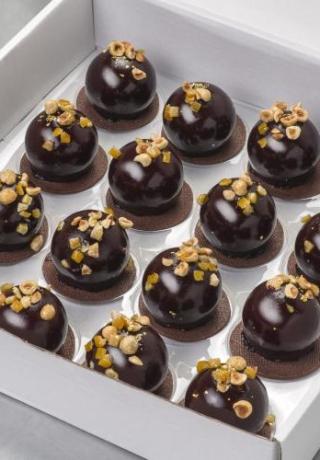 3D bol: chocolademouse met creme brule hazelnoot biscuitvanille met chocolade sloffendeegbodem afgewerkt met chocolade spiegel.