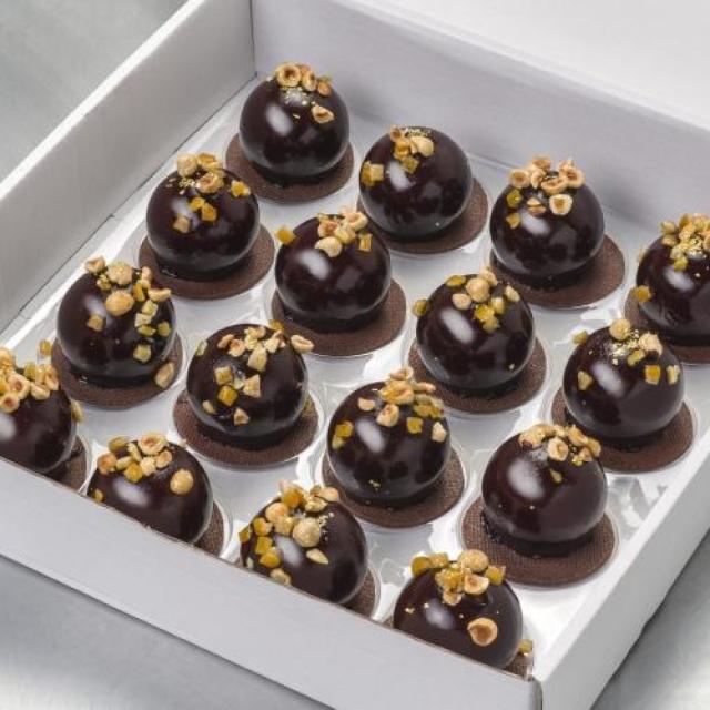 3D bol: chocolademouse met creme brule hazelnoot biscuitvanille met chocolade sloffendeegbodem afgewerkt met chocolade spiegel.