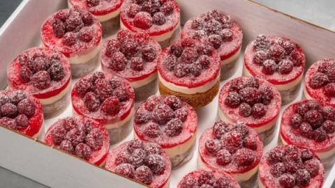 Framboos cheesecake met biscuitbodem