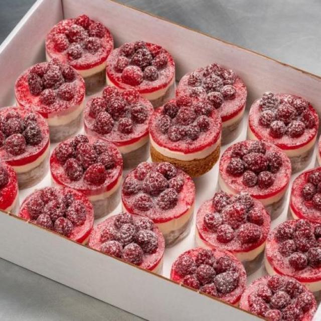 Framboos cheesecake met biscuitbodem