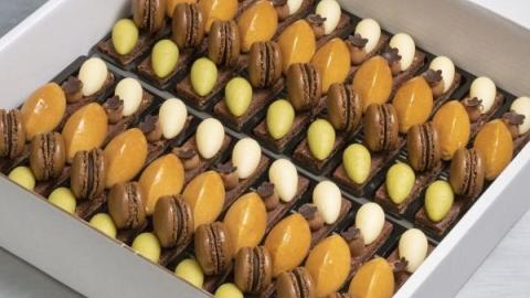 Herfstplankje: kleine canelle van peer, macaron, grote canelle caramelmousse, puntje hazelnootpraliné, kleine canelle appel en