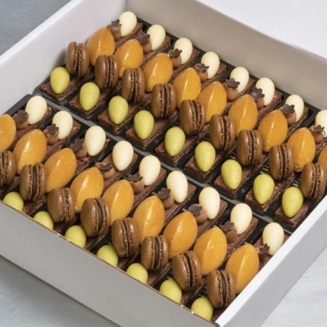 Herfstplankje: kleine canelle van peer, macaron, grote canelle caramelmousse, puntje hazelnootpraliné, kleine canelle appel en