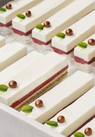 IJsdessert bramen yoghurt met pralinebodem