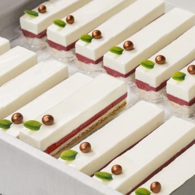 IJsdessert bramen yoghurt met pralinebodem