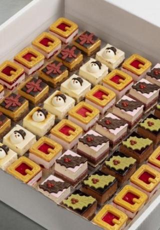 Kerst petit four in de smaken: aardbei, lemon cheesecake, appel karamel, peer en chocolade hazelnoot