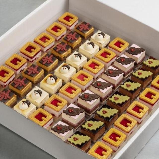 Kerst petit four in de smaken: aardbei, lemon cheesecake, appel karamel, peer en chocolade hazelnoot