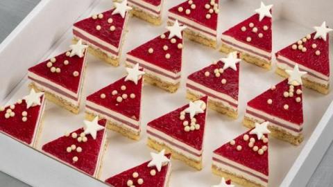Kerstboompje van witte chocolade, framboos en crunch