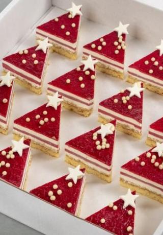 Kerstboompje van witte chocolade, framboos en crunch
