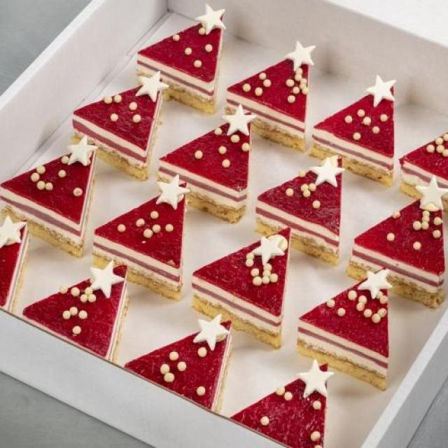 Kerstboompje van witte chocolade, framboos en crunch