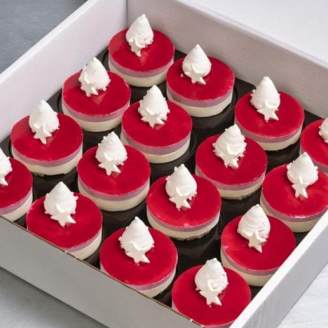Kerstdessert van rood fruit van cassis en framboos met witte chocolade