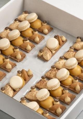 Tiramisu plankje: mascarpone, maccaron, chocolade gold, caramel en hazelnootpuntje