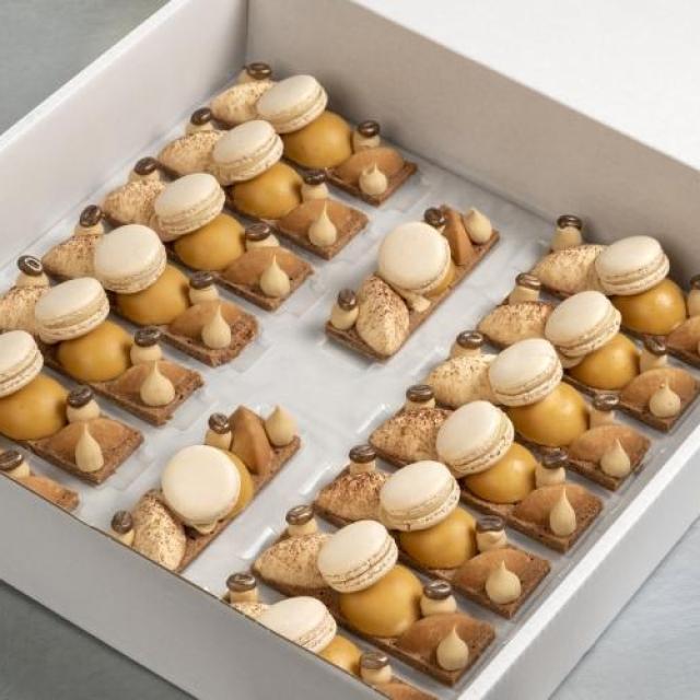 Tiramisu plankje: mascarpone, maccaron, chocolade gold, caramel en hazelnootpuntje