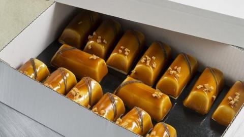 IJsdessert caramel met een bodem van slagroomcake