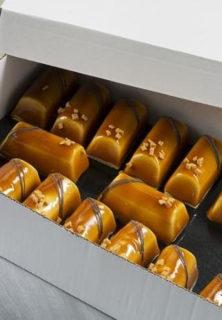 IJsdessert caramel met een bodem van slagroomcake