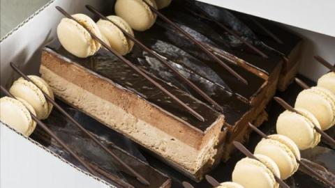 IJsdessert duo chocolade met macaron