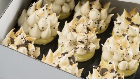 IJsdessert hazelnoten met luchtige biscuitbodem