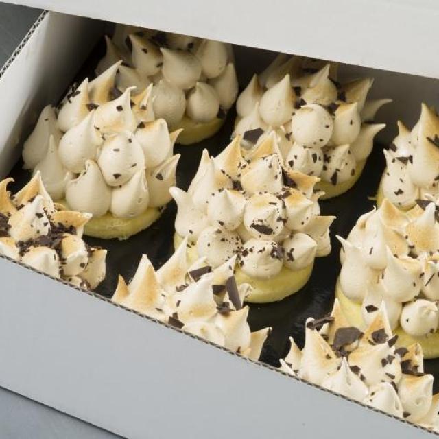 IJsdessert hazelnoten met luchtige biscuitbodem