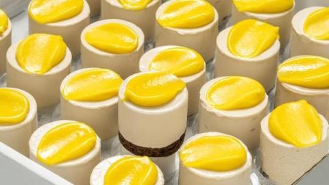 IJsdessert melkchocolade met een kern van passievrucht, een brownie-bodem en een finishing touch van mango-ijs