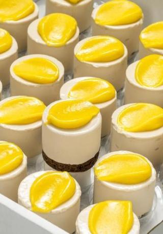 IJsdessert melkchocolade met een kern van passievrucht, een brownie-bodem en een finishing touch van mango-ijs