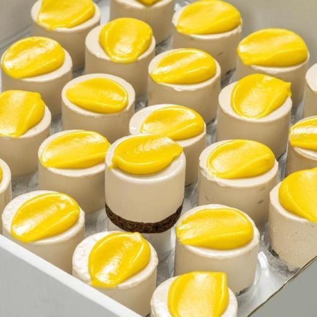 IJsdessert melkchocolade met een kern van passievrucht, een brownie-bodem en een finishing touch van mango-ijs