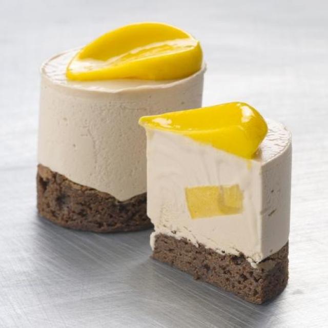 IJsdessert melkchocolade met een kern van passievrucht, een brownie-bodem en een finishing touch van mango-ijs