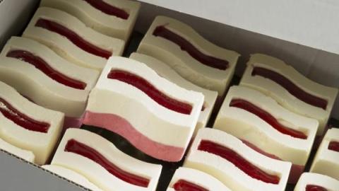 IJsdessert witte chocolade en frambozen
