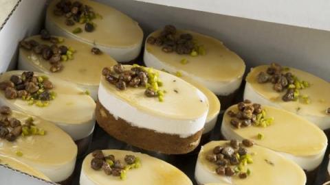 IJsdessert yoghurt honing pecannoten