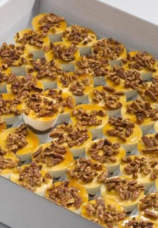Petit four van ijs, yoghurt-honing-pecannoten met een bodem van kandijkoek