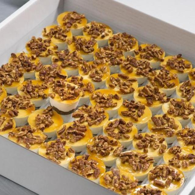 Petit four van ijs, yoghurt-honing-pecannoten met een bodem van kandijkoek