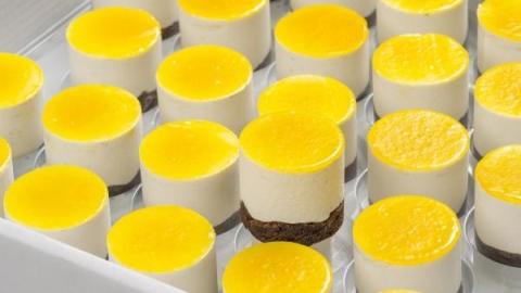 Bavarois dessert banaan met een brownie bodem