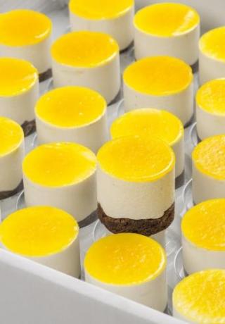 Bavarois dessert banaan met een brownie bodem