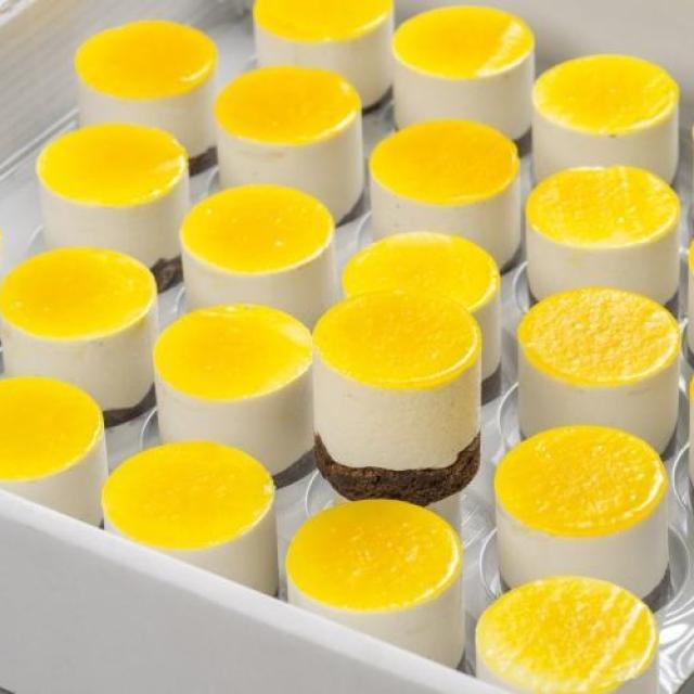 Bavarois dessert banaan met een brownie bodem