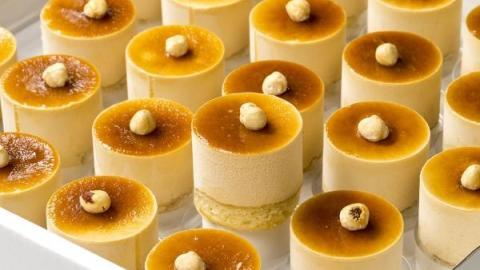 Bavarois dessert caramel met biscuitbodem