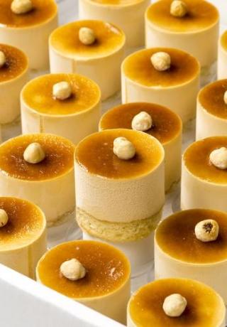Bavarois dessert caramel met biscuitbodem