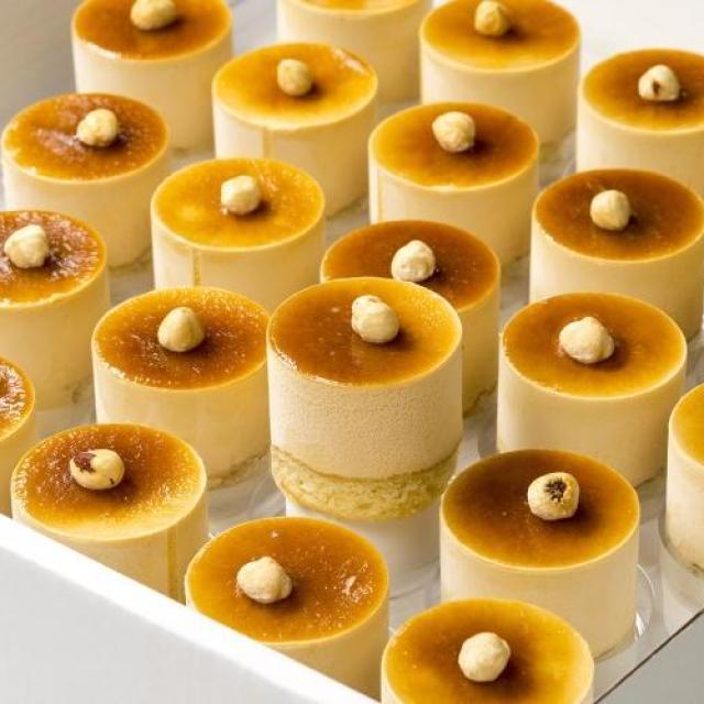 Bavarois dessert caramel met biscuitbodem