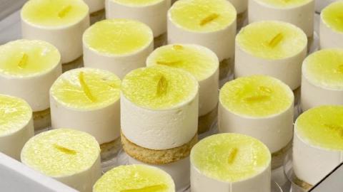Bavarois dessert citroen met biscuitbodem