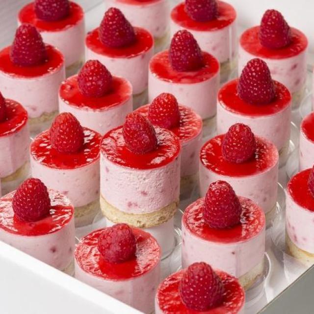 Bavarois dessert framboos met biscuitbodem