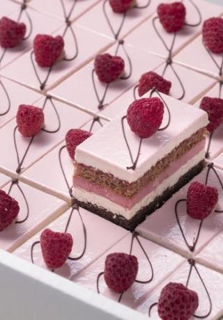 Bavarois dessert framboos met lichte kastanje smaak