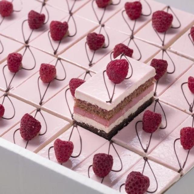 Bavarois dessert framboos met lichte kastanje smaak