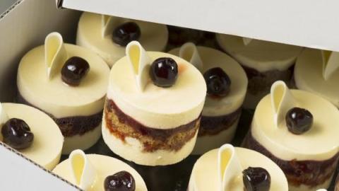 Bavarois dessert mascarpone met crumble crunch met kersenvulling