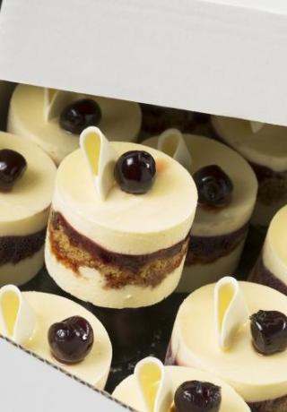 Bavarois dessert mascarpone met crumble crunch met kersenvulling