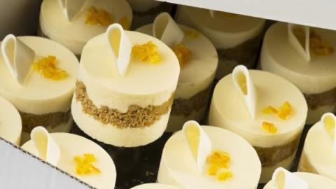 Bavarois dessert mascarpone met crumble crunch met sinaasappelvulling