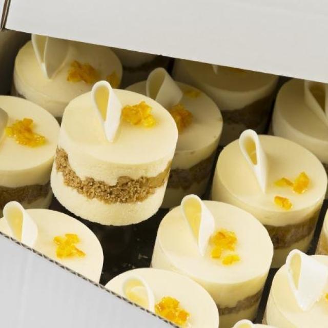 Bavarois dessert mascarpone met crumble crunch met sinaasappelvulling