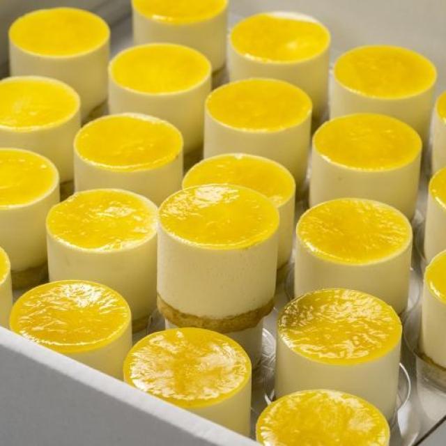 Bavarois dessert passievrucht met biscuitbodem