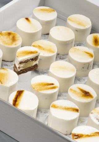 Bavarois dessert peer, met een kern van peer en een biscuit bodem