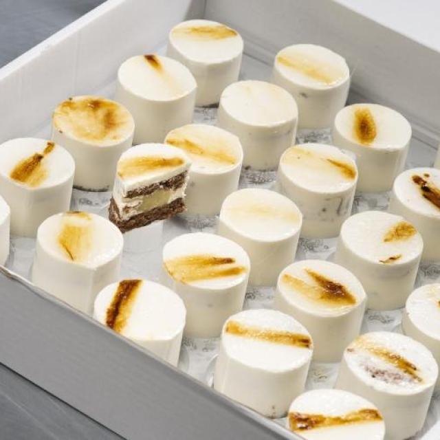 Bavarois dessert peer, met een kern van peer en een biscuit bodem